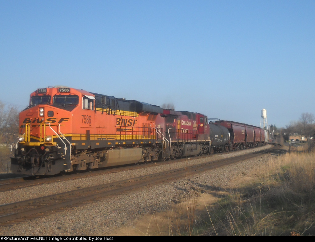 BNSF 7586 East